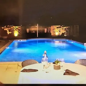 sous-les-pins.hotels-rhonealpes.com/